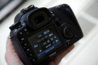 Canon điều tra lỗi của EOS 7D