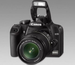Canon EOS 1000D tại châu Á giá khoảng 800 USD