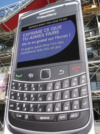 Chiếc BlackBerry khổng lồ tại Paris