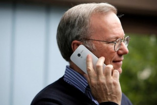 Chủ tịch Google ‘khoe’ điện thoại chưa công bố Moto X