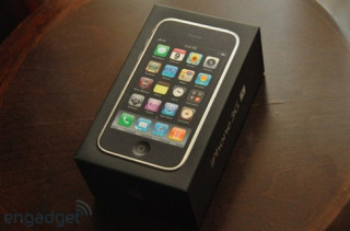 ‘Đập hộp’ iPhone 3GS đầu tiên