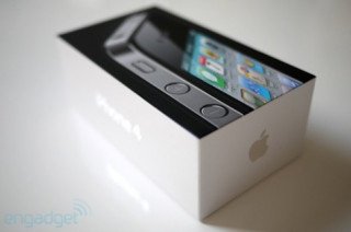 ‘Đập hộp’ iPhone 4