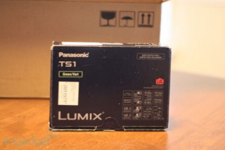 ‘Đập hộp’ máy ảnh chịu nước Panasonic