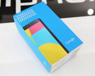 ‘Đập hộp’ Nexus 5 tại TP HCM