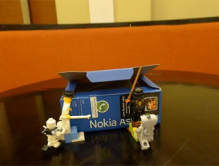‘Đập hộp’ Nokia Asha 311 theo phong cách Lego tại VN