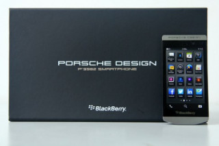 Đập hộp smartphone cảm ứng hạng sang của BlackBerry ở VN
