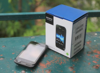 ‘Đập hộp’ smartphone rẻ nhất của Sony tại Việt Nam