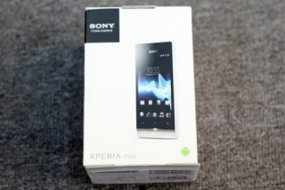 ‘Đập hộp’ Sony Xperia Miro tại TP HCM