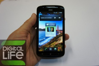 Di động Android màn hình 4,3 inch giá 250 euro