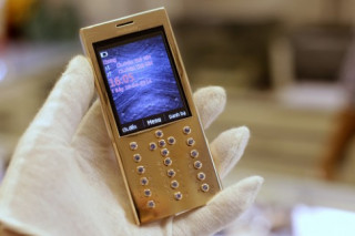 Điện thoại đúc bằng vàng giá hơn 200 triệu đồng ở VN