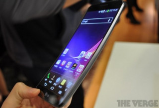 Điện thoại màn hình cong LG G Flex có giá gần 1.000 USD