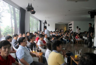Đông người xem Galaxy S III ở Sài Gòn
