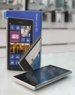 Hình ảnh mở hộp Nokia Lumia 925 vừa có mặt ở TP. HCM