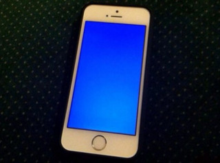 iPhone 5S dính lỗi màn hình xanh như Windows