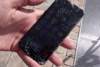 iPhone 6 vỡ nát màn hình trong bài thử độ bền đầu tiên