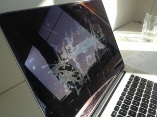 Khách hàng phàn nàn màn hình MacBook bị loang lổ