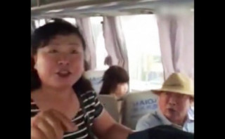 Khách Trung Quốc dọa giết hướng dẫn viên vì chỗ ngồi trên xe