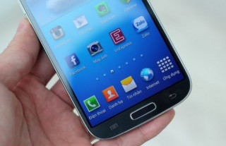 Màn hình Galaxy S4 bị ‘tra tấn’ bằng dao nhọn và chìa khóa