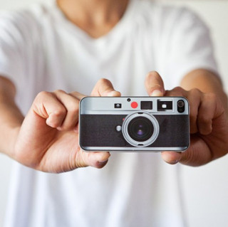 Miếng da biến iPhone 4 thành máy ảnh Leica