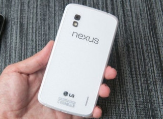 ‘Mở hộp’ điện thoại Google Nexus 4 màu trắng