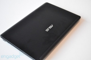 Mở hộp netbook nặng chỉ 1kg của Asus