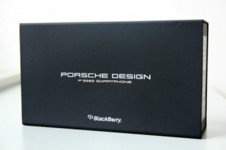 Mở hộp smartphone hạng sang BlackBerry Porsche Design P‘9982