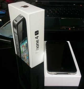 Một khách hàng có iPhone 4S trước ngày phát hành