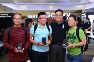 Người mua Galaxy S7 thích thú với khả năng chống nước