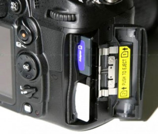 Nikon D7000 là DSLR đầu tiên hỗ trợ thẻ SD chuẩn UHS-I