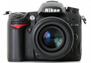 Nikon D7000 - so sánh với các anh em