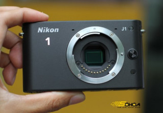 Nikon J1, V1 giá 15 triệu và 18,3 triệu