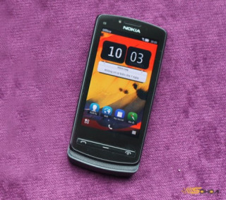 Nokia 700 thiết kế mỏng gọn