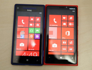 Nokia Lumia 920 và HTC 8X đọ dáng