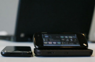 Nokia N97 bên cạnh iPhone