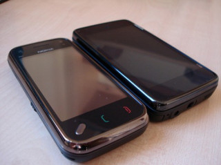 Nokia N97 Mini bên cạnh N900