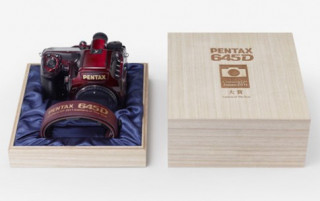 Pentax ra mắt 645D bản đặc biệt màu đỏ sơn mài
