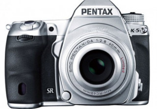 Pentax ra phiên bản K5 và ống kính DAltd màu bạc