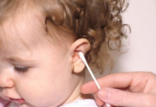 Sai lầm khi sử dụng bông ngoáy tai hàng ngày cho trẻ