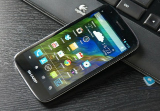 Smartphone Android màn hình Full HD siêu nét của Sharp