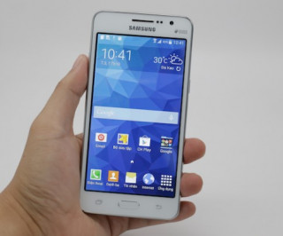 Smartphone chụp hình tự sướng tầm trung của Samsung ra mắt