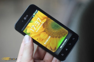 Smartphone mỏng hơn iPhone 4 ở VN