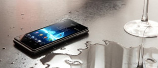 Sony hoãn bán Xperia V chống nước đến năm sau