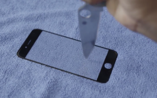 Thử độ bền mặt kính sapphire trên iPhone 6