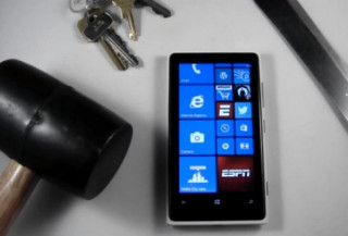 Tra tấn Windows Phone của Nokia bằng búa và dao