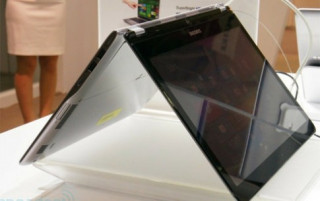 Ultrabook cảm ứng dáng lạ của Samsung