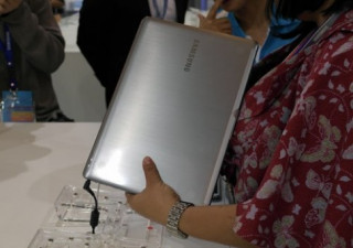 Ultrabook màn hình cảm ứng Full HD 13 inch của Samsung