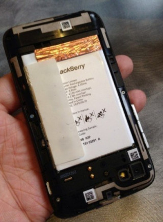 Video đầu tiên về điện thoại BlackBerry R10 giá rẻ