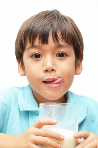 4 phương pháp ép trẻ uống sữa chưa đúng