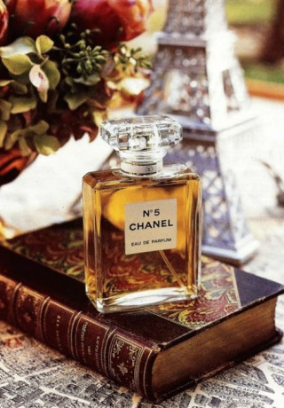 6 mùi hương kinh điển tạo nên vẻ quyến rũ khó quên của phụ nữ Pháp