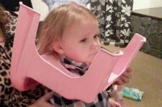 Bé gái 2 tuổi mắc kẹt đầu vào ghế ngồi bô